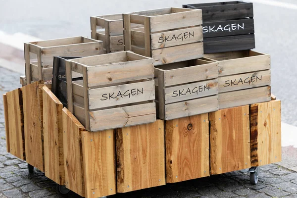 Бутик Продает Деревянные Коробки Надписью Skagen — стоковое фото
