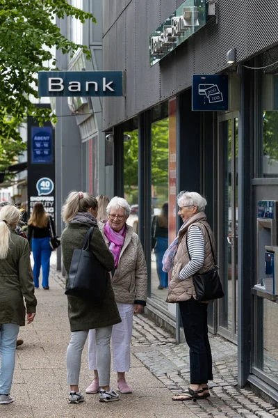 Hjorring Danimarka Bankanın Önünde Sohbet Eden Kadın — Stok fotoğraf