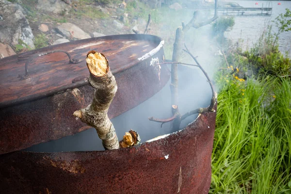 旧油桶燃烧刷子里的火和烟 — 图库照片