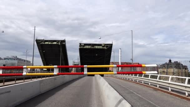 Stockholm Schweden Die Liljeholmen Zugbrücke Bei Hornstull Wird Angehoben Und — Stockvideo