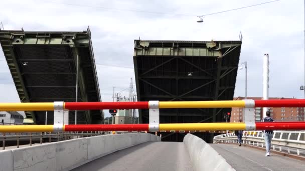 Stockholm Schweden Die Liljeholmen Zugbrücke Bei Hornstull Wird Angehoben Und — Stockvideo