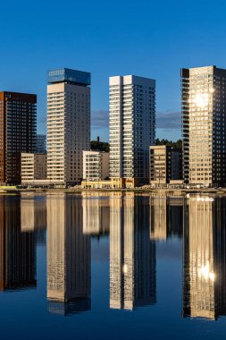 Stockholm, İsveç Yazın şafağında Liljeholmeskajen ilçesi.
