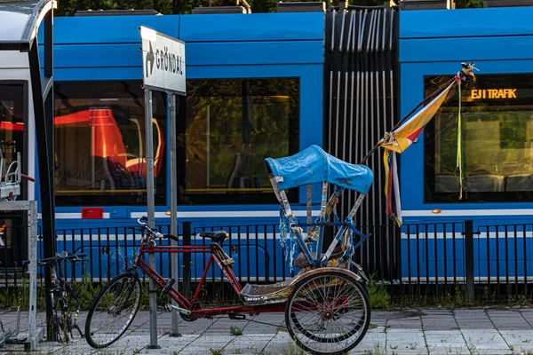 スウェーデンのストックホルムカラフルな三輪車が看板の下でLiljholmenの自転車スタンドに駐車されています — ストック写真