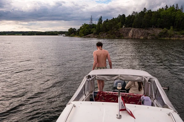 Stockholm Schweden Ein Junges Paar Badet Malarensee Von Einem Motorboot — Stockfoto