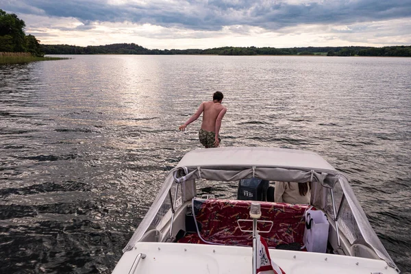 Stockholm Schweden Ein Junges Paar Badet Malarensee Von Einem Motorboot — Stockfoto