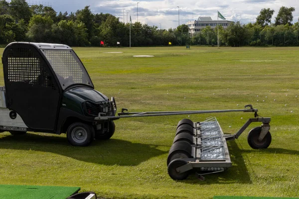 Stockholm, İsveç Golf Sahasında bir golf arabası topları topluyor.