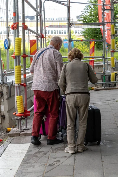 Estocolmo Suecia Una Pareja Ancianos Caminando Por Calle Con Maletas —  Fotos de Stock