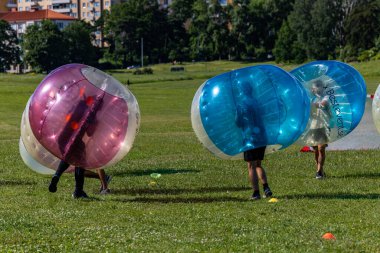 Stockholm, İsveç Gardet 'de Bumper Ball oynayan insanlar.