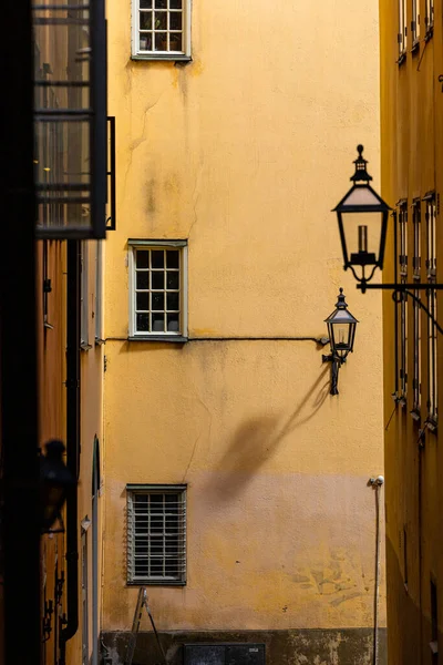 瑞典斯德哥尔摩Gamla Stan或Old Town的Lilla Hopergrand街上的旧灯 — 图库照片