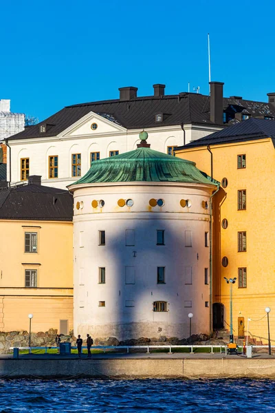 スウェーデンのストックホルム夕日は 市庁舎の塔の影をリダルホルメン島のより大きなヤールの塔に投影します — ストック写真