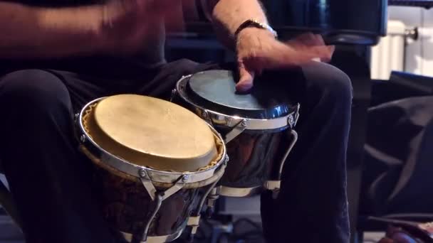 Een Man Speelt Bongo Drums — Stockvideo