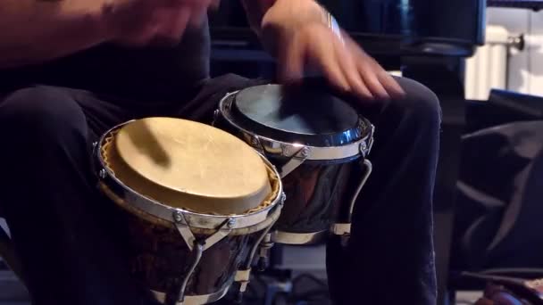 Ein Mann Spielt Bongo Trommeln — Stockvideo
