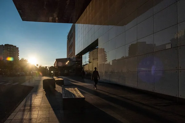 Stockholm Schweden Menschen Spazieren Der Untergehenden Sonne Vorort Vallingby — Stockfoto