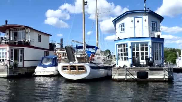 Стокгольм Швеция Houseboats Центре Города Озере Маларен — стоковое видео