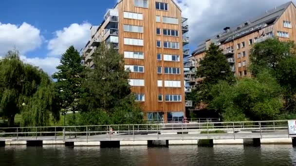 スウェーデンのストックホルムすべての建物が木材で作られているStrandparkenのエコ地区 — ストック動画