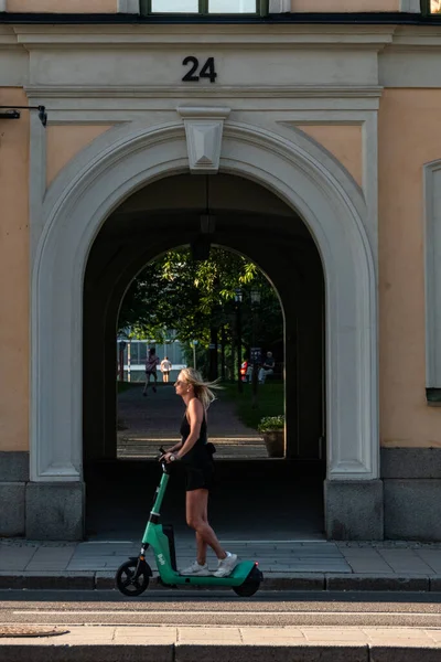 Stockholm Suède Une Femme Blonde Scooter Électrique Devant Une Arche — Photo