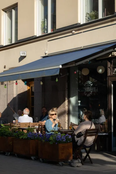 Estocolmo Suécia Patronos Sentados Livre Restaurante Hornstull — Fotografia de Stock