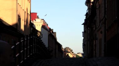 Stockholm, İsveç Sabah erken saatlerde Sodermalm 'daki Brannkyrkagatan caddesinde bir adam yürüyor. 