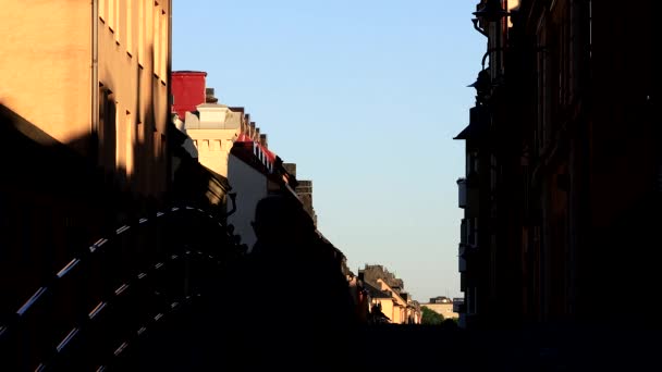 Стокгольм Швеция Мужчина Идет Классической Улице Brannkyrkagatan Sodermalm Рано Утром — стоковое видео