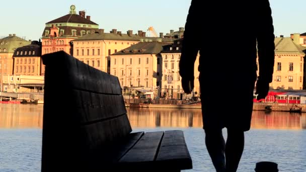 Sztokholm Szwecja Człowiek Siedzi Ławce Skeppsholmen Widokiem Wodę Gamla Stan — Wideo stockowe