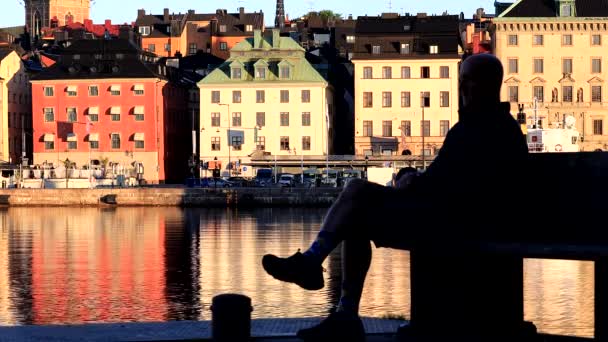 Стокгольм Швеция Человек Сидит Скамейке Skeppsholmen Видом Воду Гамла Стан — стоковое видео