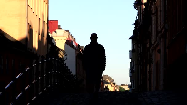 Stockholm Man Går Den Klassiska Brannkyrkagatan Södermalm Tidigt Morgonen — Stockvideo