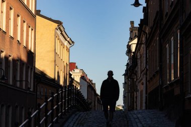 Stockholm, İsveç Sabah erken saatlerde Sodermalm 'daki Brannkyrkagatan caddesinde bir adam yürüyor.