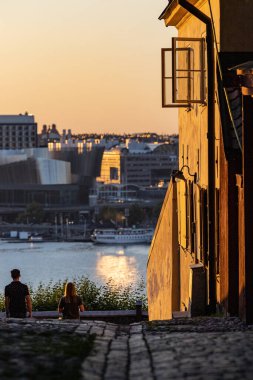 Stockholm, İsveç. Monteliusvagen geçidinde şehre bakan insanlar..
