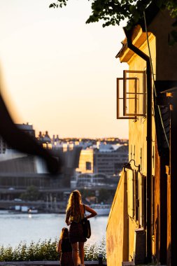 Stockholm, İsveç. Monteliusvagen geçidinde şehre bakan insanlar..