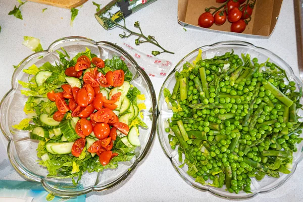 Twee Kommetjes Salade Een Keukens Met Sla Tomaten Asperges Erwten — Stockfoto