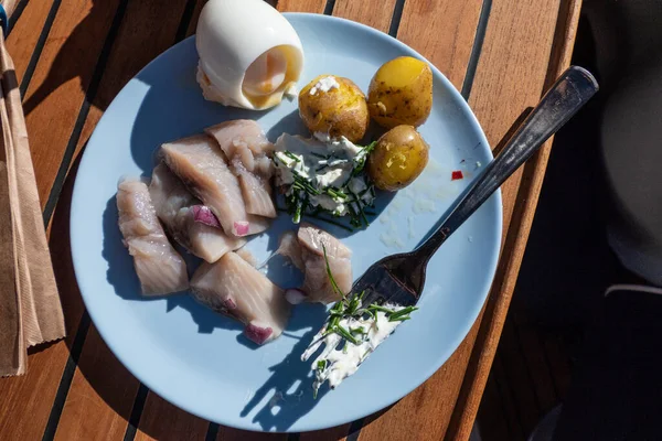 一盘瑞典鲱鱼 配土豆和威格 奶油配几片切碎 — 图库照片
