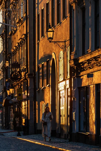 Stockholm Zweden Een Vrouw Wandelt Ondergaande Zon Lilla Nygatan Gamla — Stockfoto