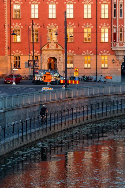 Стокгольм Швеция Велосипедист Едет Вдоль Riddarholmskanalen Риддархольмен Канал — стоковое фото