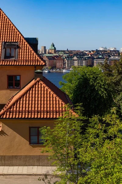 Estocolmo Suécia Uma Casa Residencial Rua Sodermalm Com Vista Para — Fotografia de Stock