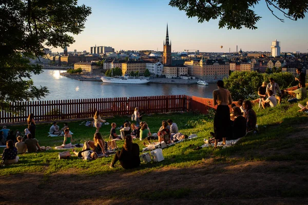 Stockholm Sweden People Gathered Ivar Park Sunset — Stockfoto