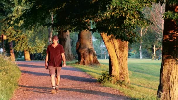 Stockholm Zweden Een Man Wandelt Bij Zonsopgang Het Djurgarden Park — Stockvideo