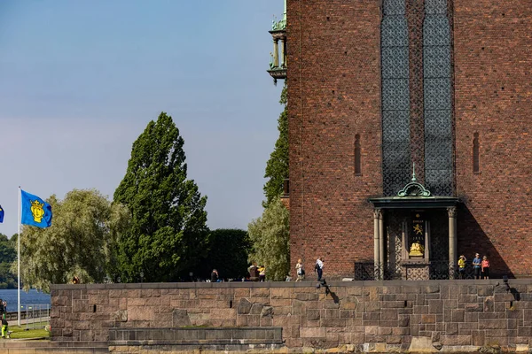 Stockholm Svédország Emberek Városháza Vagy Stadshuset Thre Stockholm Zászló Alapján — Stock Fotó