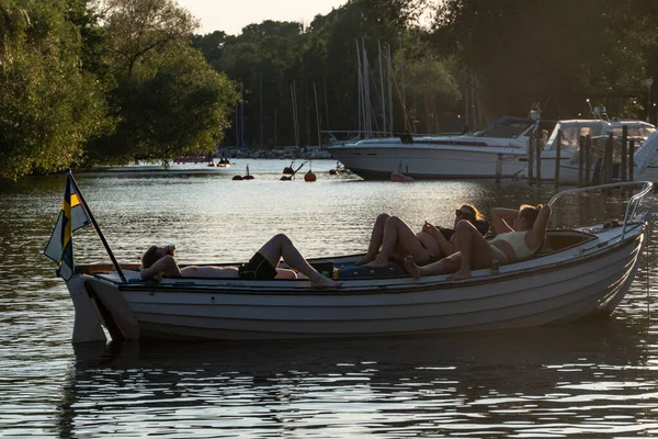 Sztokholm Szwecja Freinds Relaksujący Się Małej Łodzi Przy Zachodzie Słońca — Zdjęcie stockowe