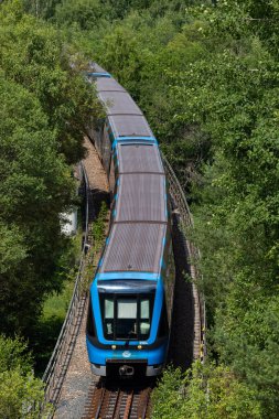 Stockholm, İsveç. Kista 'da bir tünel ya da metro treni yüksek raylar üzerinde ilerliyor..