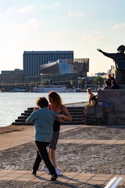 Stockholm, İsveç Dansçıları, ulusal bir müzisyen olan Evert Taube 'nin tarihi heykelinin altında Riddarholmen' da tango yapıyor..