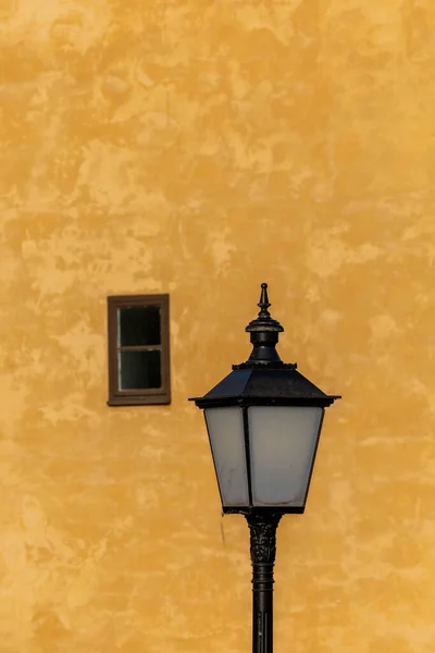 Stockholm Švédsko Oranžová Fasáda Domu Pouliční Lampa Graverska Huset — Stock fotografie