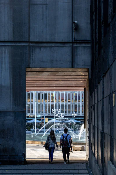 Стокгольм Сведена Чоловік Жінка Проходять Через Коридор Сергелс Торг Центрі — стокове фото