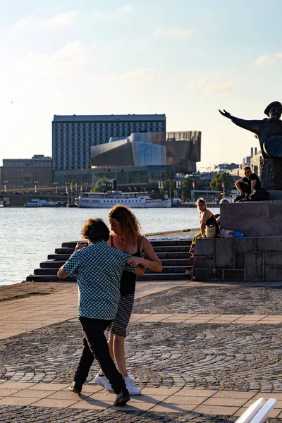 Stockholm Sweden Dancers Practive Tango Dancing Riddarholmen Water Landmark Statue — Stock Photo, Image