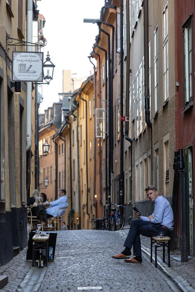 Estocolmo Suécia Pessoas Sentadas Livre Prastgatan Verão — Fotografia de Stock