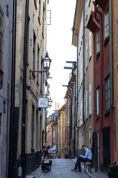 Stockholm Zweden Mensen Zitten Zomer Buiten Prastgatan — Stockfoto