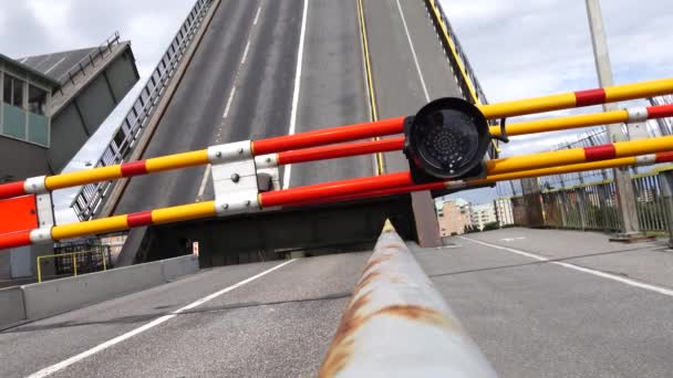 Стокгольм Швеция Проходящих Парусников Судов Открывается Мост Фехольмен Фехольмен — стоковое видео
