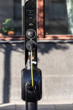 Stockholm, İsveç Bir kaldırım kenarı elektrikli araba şarj istasyonu.