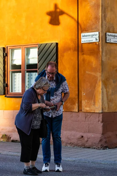 Estocolmo Suéciaum Casal Consultar Mapa Rua Papel Uma Rua Chamada — Fotografia de Stock