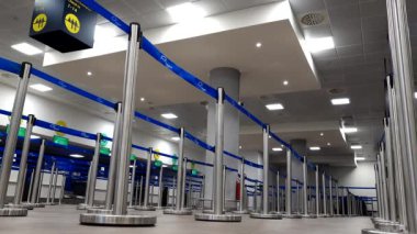 Korfu, Yunanistan Havaalanı girişinde bir adam şerit engellerini aşıyor.