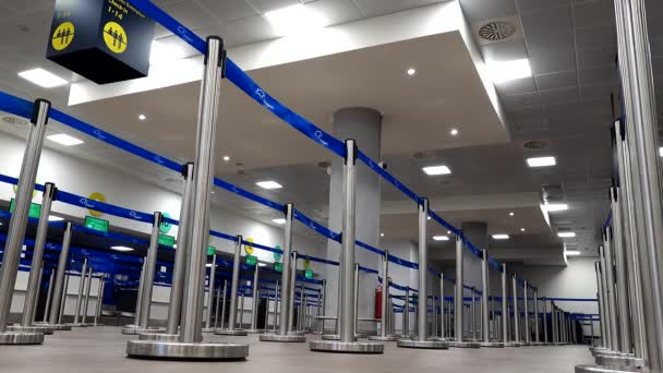 Corfu Grécia Homem Atravessa Barreiras Faixa Rodagem Check Aeroporto — Vídeo de Stock